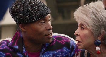 Movie still from “80 for Brady” (2023), directed by Kyle Marvin – A man and a woman talking to each other; Close Up shot, Over the shoulder angle