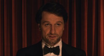 Movie still from “A Beautiful Day in the Neighborhood” (2019), directed by Marielle Heller – A person wearing a suit and bow tie; Close Up shot, Low angle