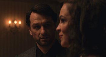 Movie still from “A Beautiful Day in the Neighborhood” (2019), directed by Marielle Heller – A man and a woman looking at one another; Close Up shot, Over the shoulder angle