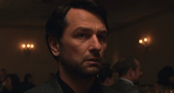 Movie still from “A Beautiful Day in the Neighborhood” (2019), directed by Marielle Heller – A person wearing a suit and tie; Close Up shot, Over the shoulder angle