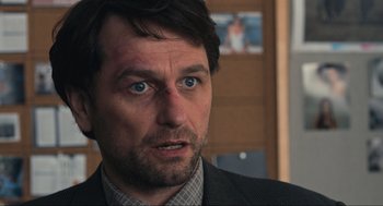 Movie still from “A Beautiful Day in the Neighborhood” (2019), directed by Marielle Heller – A person wearing a suit and tie; Close Up shot, Over the shoulder angle