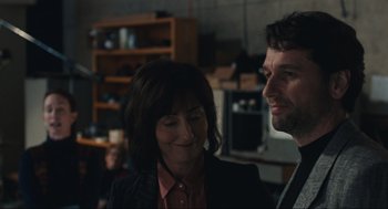 Movie still from “A Beautiful Day in the Neighborhood” (2019), directed by Marielle Heller – A man and a woman standing next to each other in a room; Close Up shot, Over the shoulder angle