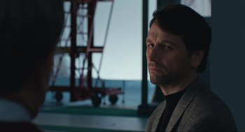 Movie still from “A Beautiful Day in the Neighborhood” (2019), directed by Marielle Heller – A person wearing a suit and tie; Close Up shot, Over the shoulder angle