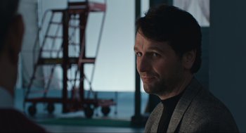 Movie still from “A Beautiful Day in the Neighborhood” (2019), directed by Marielle Heller – A person wearing a suit; Close Up shot, Over the shoulder angle