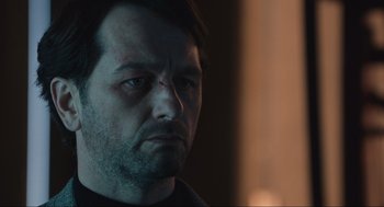 Movie still from “A Beautiful Day in the Neighborhood” (2019), directed by Marielle Heller – A person looking at the camera; Close Up shot, Over the shoulder angle