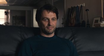 Movie still from “A Beautiful Day in the Neighborhood” (2019), directed by Marielle Heller – A person sitting in a chair; Close Up shot, Over the shoulder angle