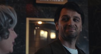 Movie still from “A Beautiful Day in the Neighborhood” (2019), directed by Marielle Heller – A person wearing a jacket; Close Up shot, Over the shoulder angle