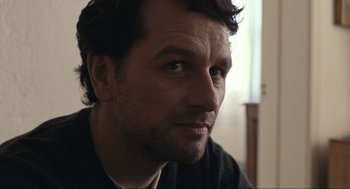 Movie still from “A Beautiful Day in the Neighborhood” (2019), directed by Marielle Heller – A person looking at the camera; Close Up shot, Over the shoulder angle