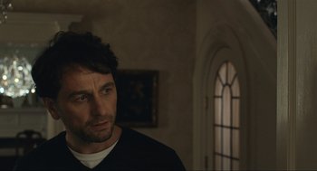 Movie still from “A Beautiful Day in the Neighborhood” (2019), directed by Marielle Heller – A person wearing a black shirt in a room; Close Up shot, Over the shoulder angle