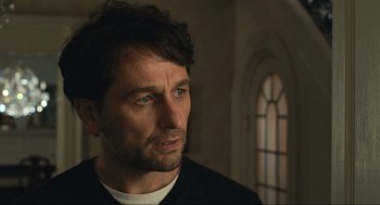 Movie still from “A Beautiful Day in the Neighborhood” (2019), directed by Marielle Heller – A person wearing a black shirt; Close Up shot, Over the shoulder angle