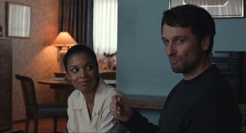 Movie still from “A Beautiful Day in the Neighborhood” (2019), directed by Marielle Heller – A man and a woman sitting next to each other in a room; Medium shot, Over the shoulder angle