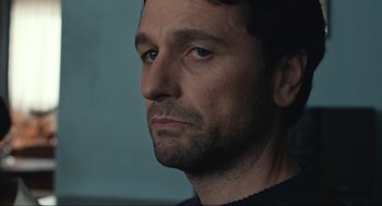 Movie still from “A Beautiful Day in the Neighborhood” (2019), directed by Marielle Heller – A person looking at the camera; Close Up shot, Over the shoulder angle