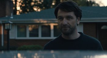 Movie still from “A Beautiful Day in the Neighborhood” (2019), directed by Marielle Heller – A person standing outside of a house; Close Up shot, Over the shoulder angle