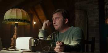 Movie still from “A Christmas Story Christmas” (2022), directed by Clay Kaytis – A man sitting in front of an old fashioned typewriter; Medium shot, Low angle