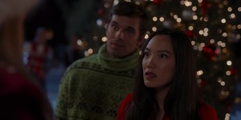 Movie still from “A Hollywood Christmas” (2022), directed by Alex Ranarivelo – A man and a woman standing in front of a christmas tree; Close Up shot, Over the shoulder angle