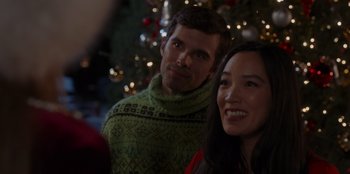 Movie still from “A Hollywood Christmas” (2022), directed by Alex Ranarivelo – A man and a woman standing next to a christmas tree; Close Up shot, Over the shoulder angle