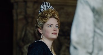 Movie still from “The Favourite” (2018), directed by Yorgos Lanthimos – A woman with a bow on her head; Close Up shot, Low angle
