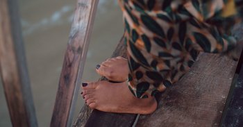 Movie still from “A Sunday Affair” (2023), directed by Walter Taylaur – A woman's bare feet are shown on the ground; Extreme Close Up shot, High angle
