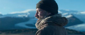 Movie still from “Against the Ice” (2022), directed by Peter Flinth – Close Up shot, Over the shoulder angle