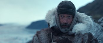 Movie still from “Against the Ice” (2022), directed by Peter Flinth – Close Up shot, Over the shoulder angle