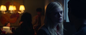 Movie still from “All the Bright Places” (2020), directed by Brett Haley – A woman with long blonde hair is looking at the camera; Close Up shot, Over the shoulder angle