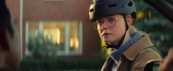 Movie still from “All the Bright Places” (2020), directed by Brett Haley – A person with a helmet and glasses on; Close Up shot, Over the shoulder angle