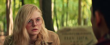 Movie still from “All the Bright Places” (2020), directed by Brett Haley – A woman with glasses sitting in front of a tree; Close Up shot, Over the shoulder angle