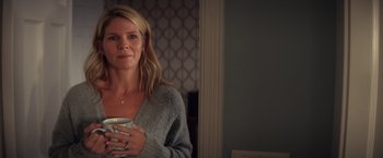 Movie still from “All the Bright Places” (2020), directed by Brett Haley – A woman is holding a coffee cup in her hand; Close Up shot, Over the shoulder angle