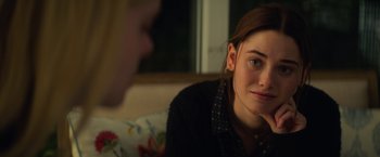 Movie still from “All the Bright Places” (2020), directed by Brett Haley – A woman sitting in front of a man on a couch; Close Up shot, Over the shoulder angle