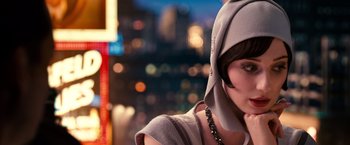 Movie still from “The Great Gatsby” (2013), directed by Baz Luhrmann – A woman wearing a hat is looking at the camera; Close Up shot, Over the shoulder angle