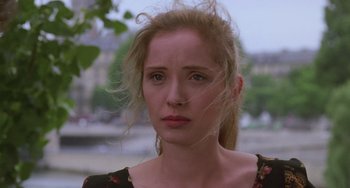 Movie still from “An American Werewolf in Paris” (1997), directed by Anthony Waller – A person wearing a dress; Close Up shot, Over the shoulder angle