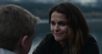 Movie still from “Antlers” (2021), directed by Scott Cooper – A woman and a man are talking to each other; Close Up shot, Over the shoulder angle