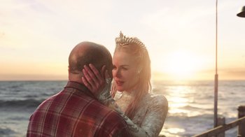 Movie still from “Aquaman” (2018), directed by James Wan – A man and a woman standing next to each other on the beach; Close Up shot, Over the shoulder angle