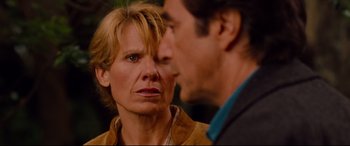 Movie still from “The Insider” (1999), directed by Michael Mann – A woman and a man looking at one another; Close Up shot, Over the shoulder angle