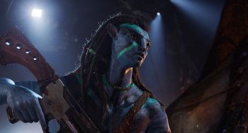 Movie still from “Avatar: The Way of Water” (2022), directed by James Cameron – A man with blue skin and dreadlocks is holding a gun; Close Up shot, Low angle