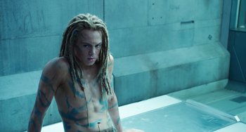 Movie still from “Avatar: The Way of Water” (2022), directed by James Cameron – A man with dreads sitting in a pool of water; Medium shot, Overhead angle