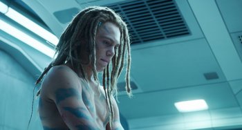 Movie still from “Avatar: The Way of Water” (2022), directed by James Cameron – A man with dreads is standing in a room; Close Up shot, Low angle