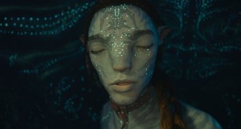 Movie still from “Avatar: The Way of Water” (2022), directed by James Cameron – A woman's face in the water; Close Up shot, Overhead angle