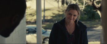 Movie still from “The Invisible Man” (2020), directed by Leigh Whannell – Medium shot, Over the shoulder angle