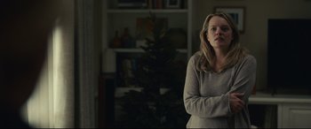 Movie still from “The Invisible Man” (2020), directed by Leigh Whannell – Medium shot, Over the shoulder angle