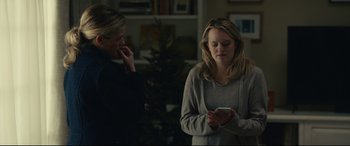 Movie still from “The Invisible Man” (2020), directed by Leigh Whannell – Medium shot, Over the shoulder angle