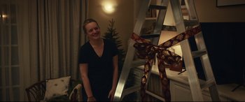 Movie still from “The Invisible Man” (2020), directed by Leigh Whannell – Medium shot, Over the shoulder angle