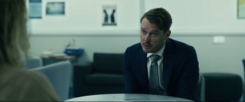 Movie still from “The Invisible Man” (2020), directed by Leigh Whannell – Medium shot, Over the shoulder angle