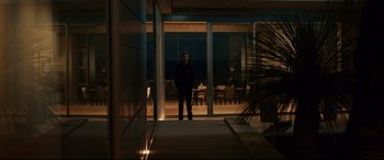 Movie still from “The Invisible Man” (2020), directed by Leigh Whannell – Wide shot, Over the shoulder angle