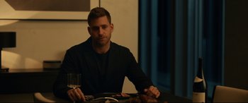 Movie still from “The Invisible Man” (2020), directed by Leigh Whannell – Medium shot, Over the shoulder angle