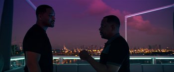 Movie still from “Bad Boys for Life” (2020), directed by Adil El Arbi – Two men are talking in front of a city skyline; Medium shot, Over the shoulder angle