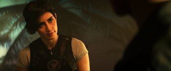 Movie still from “Bad Boys for Life” (2020), directed by Adil El Arbi – A woman is posing for a picture in front of palm trees; Close Up shot, Over the shoulder angle