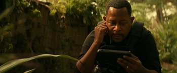 Movie still from “Bad Boys for Life” (2020), directed by Adil El Arbi – A man holding a cell phone in front of his face; Close Up shot, Over the shoulder angle