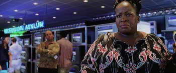 Movie still from “Bad Boys II” (2003), directed by Michael Bay – A woman standing in front of two other people; Close Up shot, Over the shoulder angle