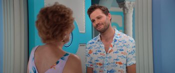 Movie still from “Barb and Star Go to Vista Del Mar” (2021), directed by Josh Greenbaum – A man and a woman are looking at each other in front of a mirror; Medium shot, Over the shoulder angle